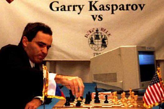 Imagen de la histórica partida entre el ajedrecista Gary Kasparov, y la computadora Deep blue, el 2 de octubre del 96.  / AFP