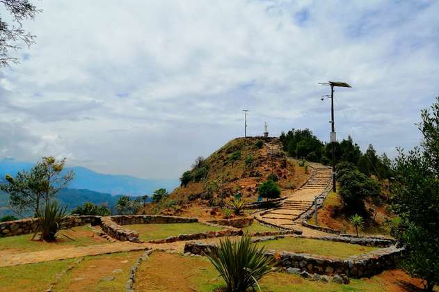 Más de cien indígenas embera se asentaron en el cerro pan de Azúcar, en Medellín