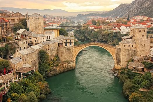En 2004 se construyó una réplica del Puente Viejo de Mostar. Después de once años, se volvieron a unir las orillas del río Neretva.