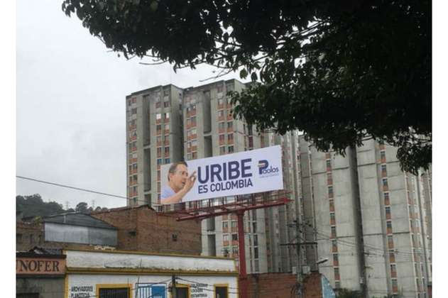 Instalan vallas en Medellín como respaldo al expresidente Uribe