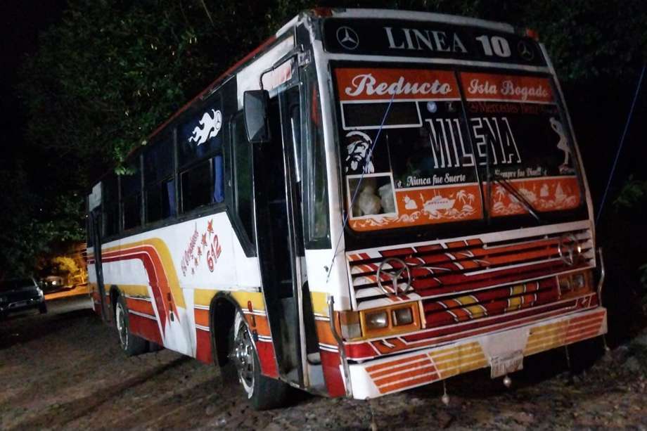 Un bus con hinchas de Olimpia fue atacado por presuntos seguidores de Cerro Porteño, en Paraguay.