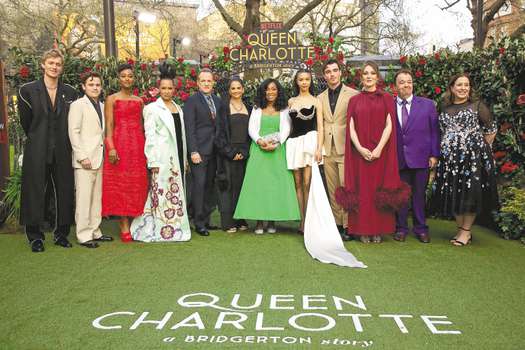 Shonda Rhimes (centro) y Julia Quinn (ext. der.), con el reparto de "Queen Charlotte"