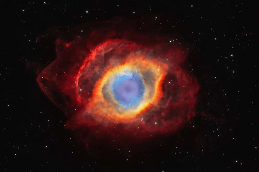 Esta exposición ultraprofunda del 'Ojo de Dios', también conocida como la nebulosa Helix, revela los gloriosos colores del núcleo y los detalles circundantes que rara vez se ven.