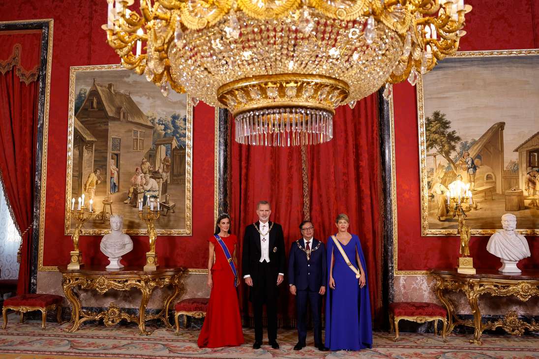 MADRID, 03/05/2023.- Los reyes de España, Felipe VI y Letizia (i), posan con el presidente de Colombia, Gustavo Petro (2-d), y su esposa, Verónica Alcocer (d), a su llegada a la cena de gala que se celebra este miércoles en el Palacio Real, en Madrid. EFE/Chema Moya