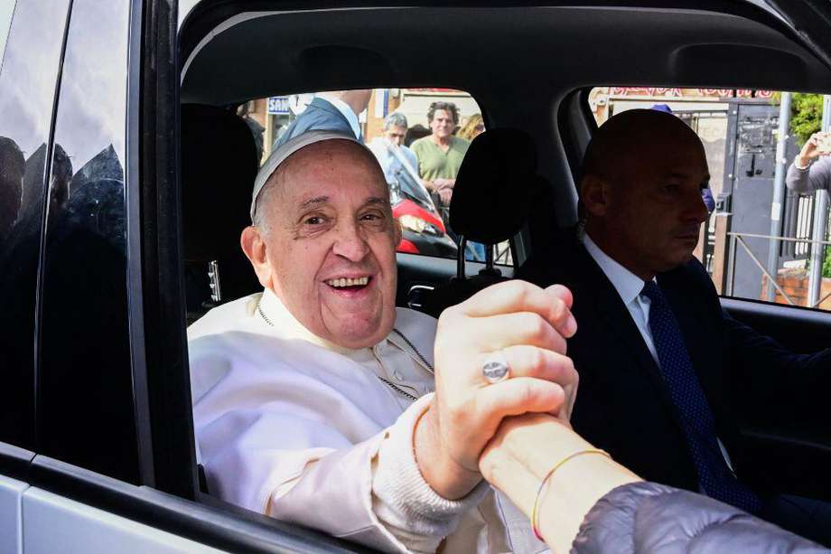 El Papa Francisco sale del hospital Gemelli el 1 de abril de 2023 en Roma, luego de ser dado de alta luego de un tratamiento por bronquitis.