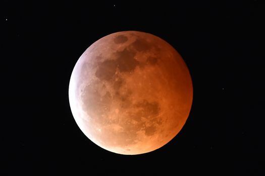 Así se vio la Luna durante el eclipse del pasado domingo. / AFP