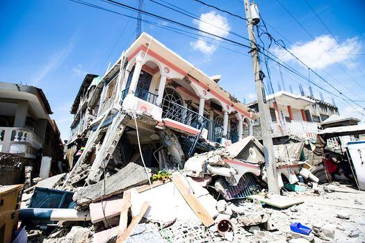 Tras el potente terremoto de magnitud 7,2 grados se reportan daños en la precaria infraestructura del país y por cerca de 29 muertos.