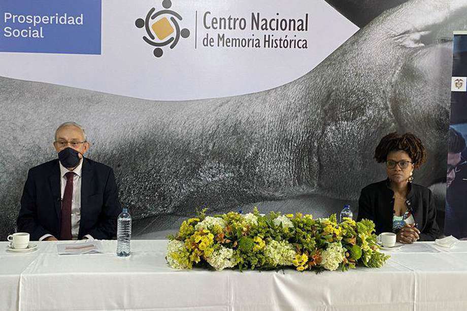 Darío Acevedo, director del Centro Nacional de Memoria Histórica y Mabel Torres, ministra de Ciencia.
