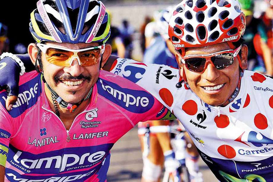 Los ciclistas colombianos José Serpa (izq.) y Nairo Quintana en la última etapa del Tour de Francia 2013. / AFP