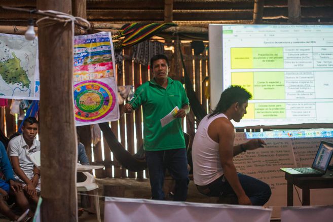Robin Elkin Díaz, en la comunidad indígena de Providencia en el resguardo de Yaigojé Apaporis, en Amazonas, realizando el fortalecimiento de lineamientos para el Régimen Especial de Manejo Territorial.