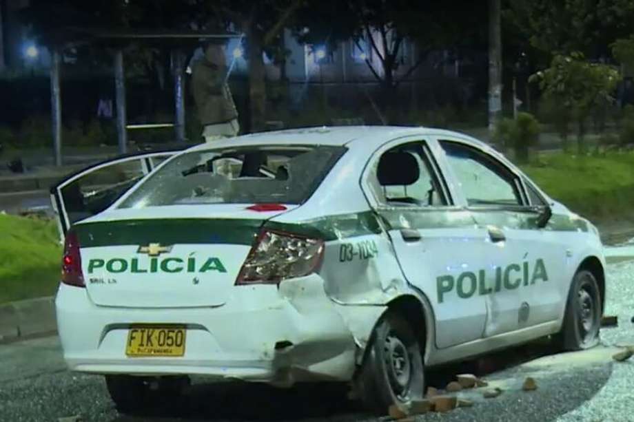 El policía atacado fue auxiliado por miembro de la Cruz Roja y la Personería de Bogotá, igualmente recibió atención médica en el lugar.