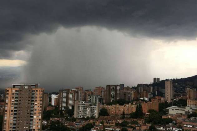Más de mil descargas eléctricas se registraron durante tormenta en Medellín 
