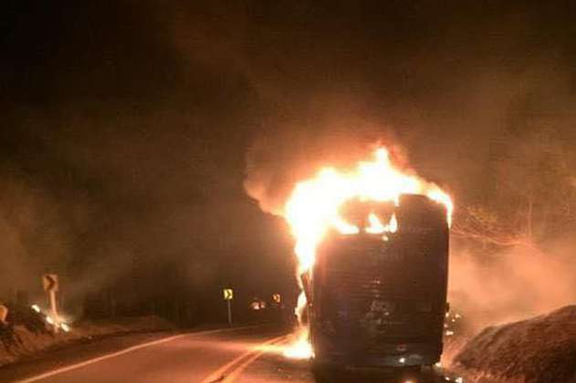 Disidentes de las Farc habrían quemado bus intermunicipal en vía del Huila