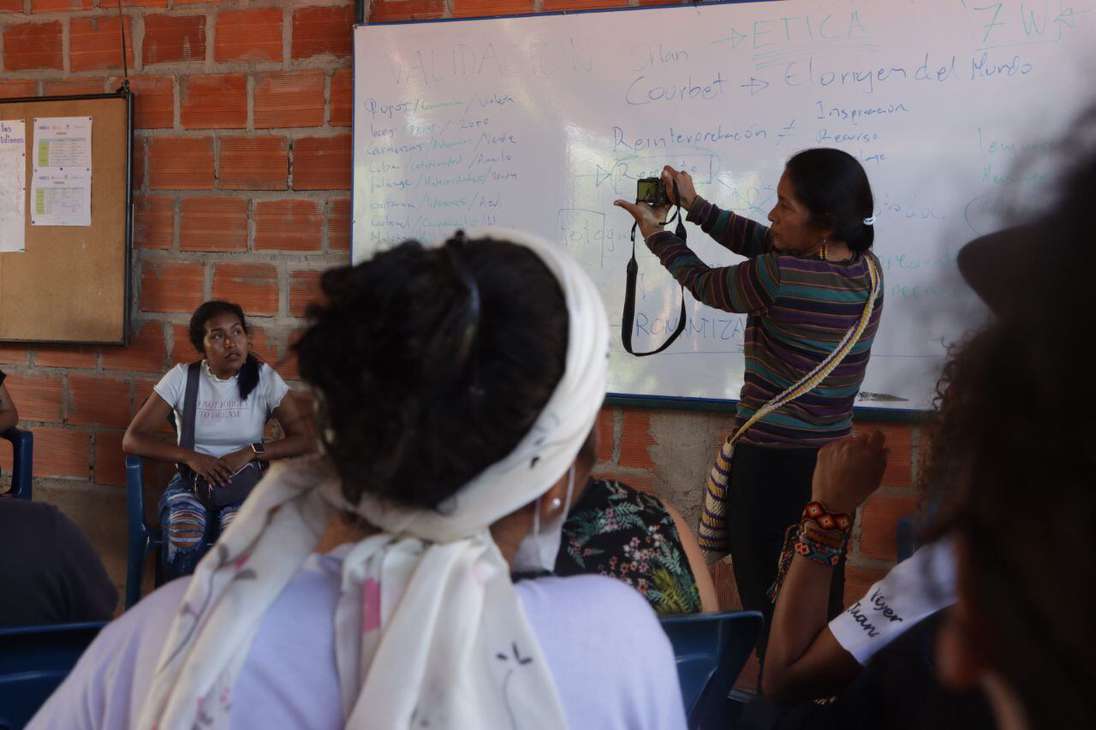 Los beneficiarios del taller no fueron solo los excombatientes de las Farc y los fotógrafos regionales, sino también personas de Tierragrata (Cesar) en su mayoría campesinos, indígenas y afros que pudieron sumarse para aprender sobre fotografía documental.