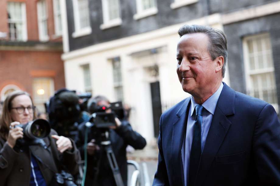 Para poder entrar en el gobierno, Cameron, que no era diputado, fue nombrado en la Cámara de los Lores (alta) del Parlamento británico, según Downing Street.