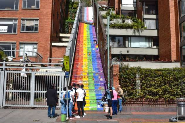 Con pinceles en mano, restauraron escaleras del Orgullo LGBTI en Bogotá