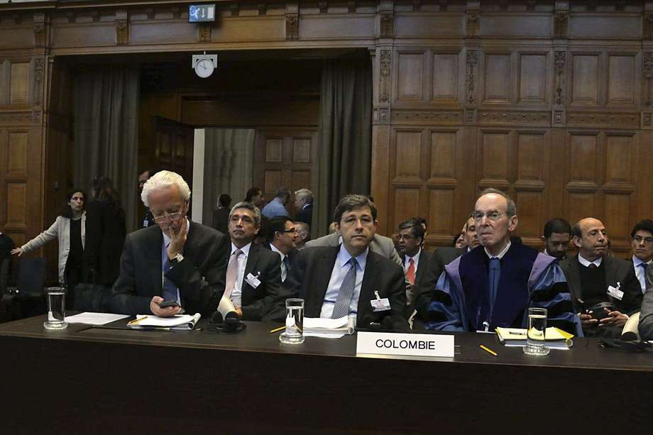 Delegación de Colombia en La Haya en 2015: el agente colombiano Carlos Gustavo Arrieta; el expresidente de la Corte Constitucional, Manuel José Cepeda Espinosa, y Michael Reisman, abogado de Colombia y profesor de ley internacional de la Universidad de Oxford.