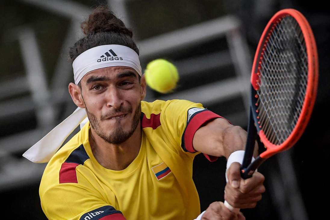 Adriá Soriano en acción durante su partido por la Copa Davis en Bogotá.