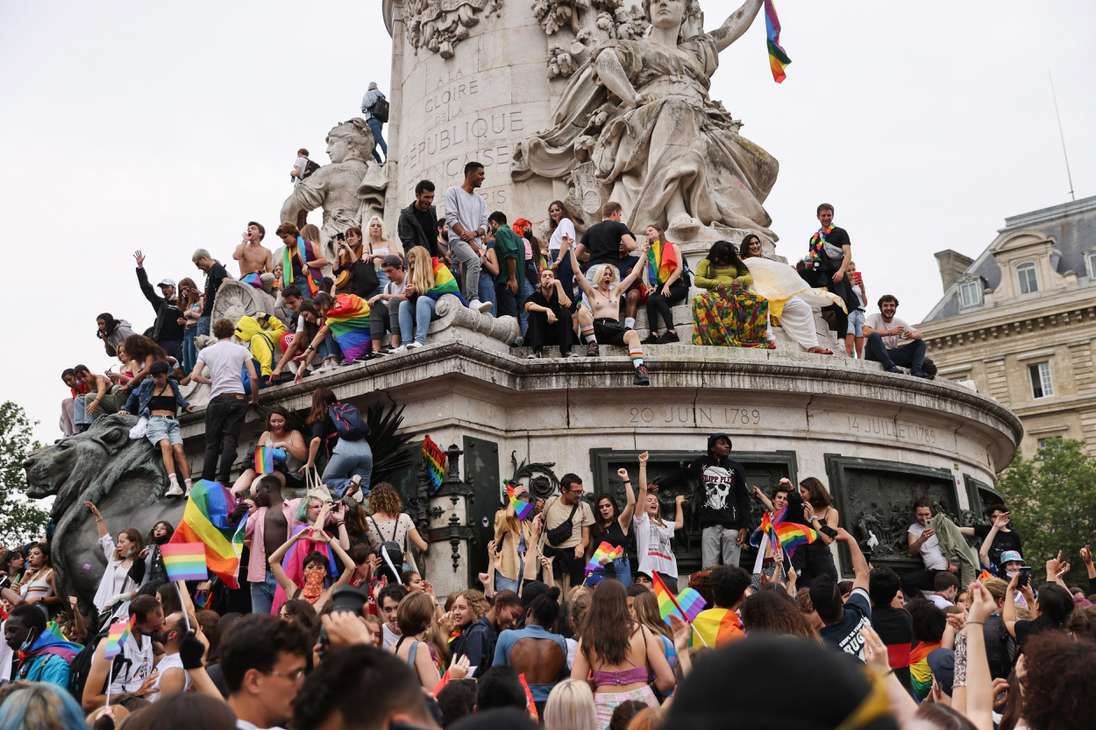 La marcha de este año en París se produce en medio de una furia generalizada y una preocupación en Europa por la legislación de Hungría, que prohibirá mostrar contenido sobre temas LGBT en las escuelas.