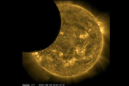 Esta es una de las imágenes capturadas de la nave espacial de la NASA del momento en que la luna pasa al frente del Sol.