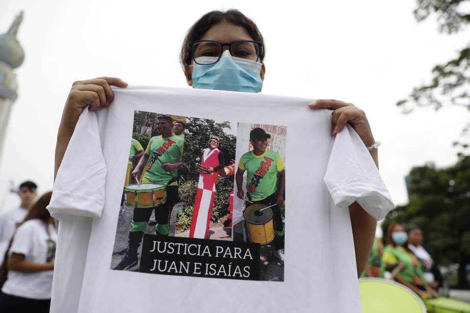 Una veintena de personas, entre amigos y familiares, pidieron este jueves en la capital de El Salvador la liberación de dos jóvenes artistas detenidos bajo el régimen de excepción, que cumple más de dos meses de vigencia.