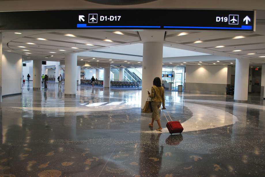El Aeropuerto Internacional de Miami (MIA) tuvo que cerrar dos terminales para poder dar con la mujer, quien sorteó los filtros de seguridad.