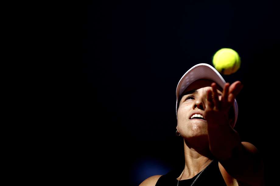 Camila Osorio al momento de servir durante el partido por segunda ronda de Roland Garros frente a la belga Elise Mertens.