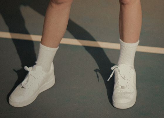 Las zapatillas blancas se niegan a desaparecer: siguen marcando las tendencias