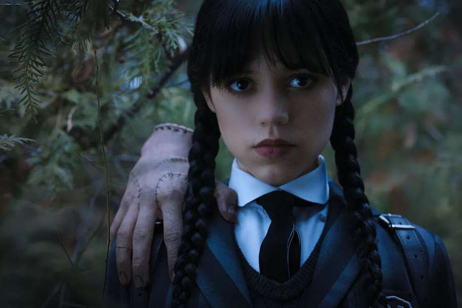 Jenna Ortega da vida a Merlina Addams en las más reciente producción de Tim Burton para Netflix.