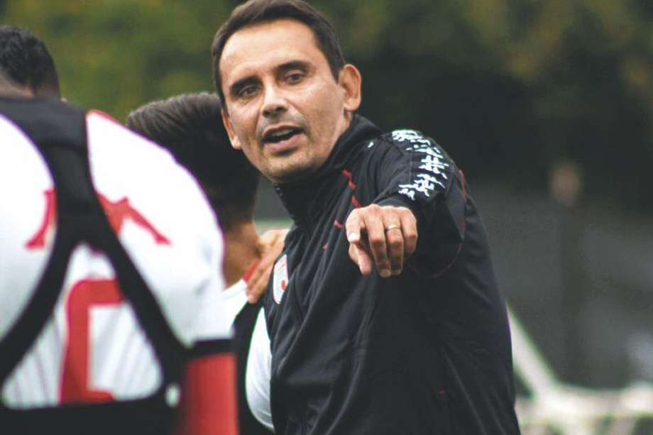 Grigori Méndez, de 48 años, reemplazó a Hárold Rivera en la dirección técnica de Santa Fe. / Independiente Santa Fe