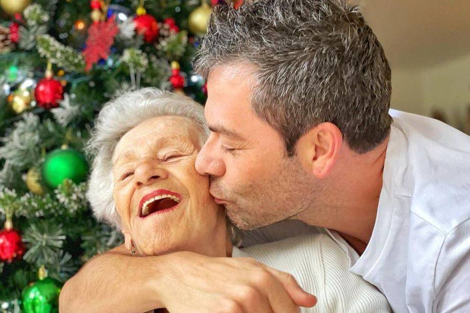 ‘Doña Tere’, madre del presentador de Día a Día, falleció a sus 92 años después de batallar contra el Alzheimer.