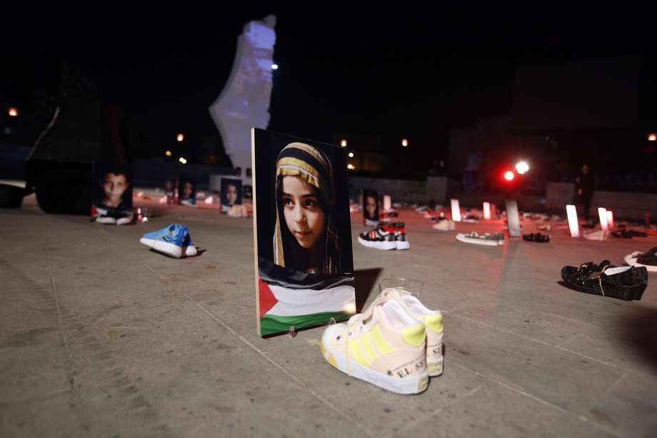Objetos y fotografías de niños fallecidos en Gaza expuestos durante una campaña a favor de Palestina en la plaza Hafte-Tir, en Teherán. Miles de personas han muerto desde que militantes de Hamás lanzaran un ataque contra Israel desde la Franja de Gaza el 7 de octubre y las operaciones israelíes en Gaza y Cisjordania que le siguieron. 
