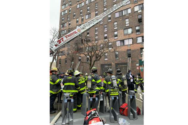 Incendio en edificio residencial de Nueva York deja al menos 19 muertos