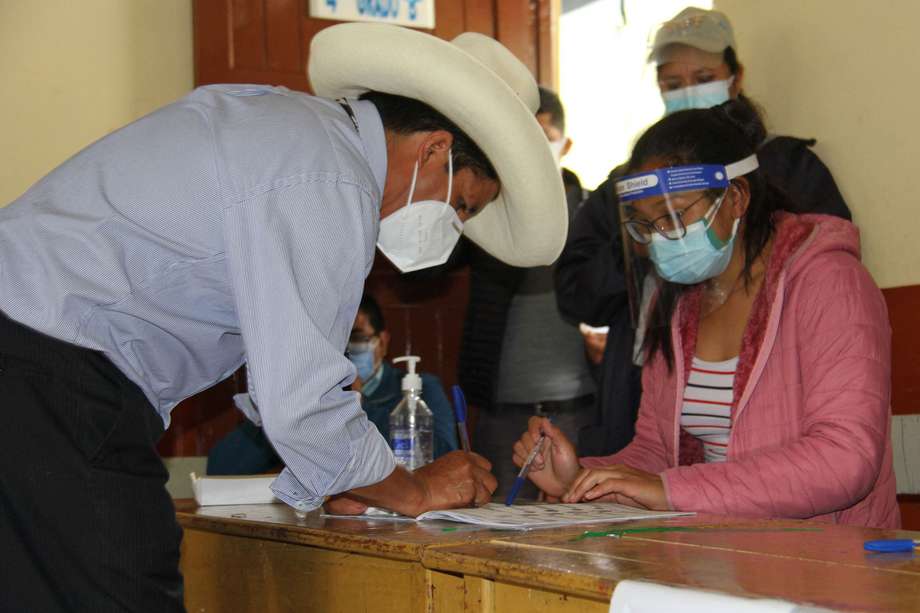 El candidato Pedro Castillo durante la jornada electoral en Perú.