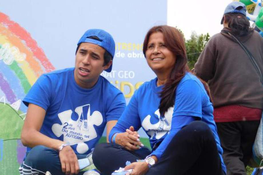 Betty Roncancio, fundadora de LICA, en compañía de Juan José, su hijo.