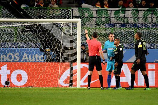 Este es el momento en que el árbitro Viktor Kassai detiene el partido para cobrar el penal a favor del equipo japonés. / AFP