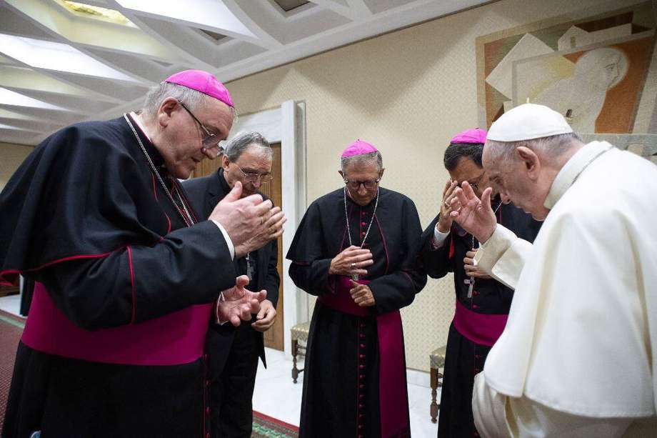 El papa Francisco se reunió con cuatro obispos franceses, antes de que se revelara el vergonzoso informe sobre abuso en la Iglesia católica francesa. / Foto: AFP