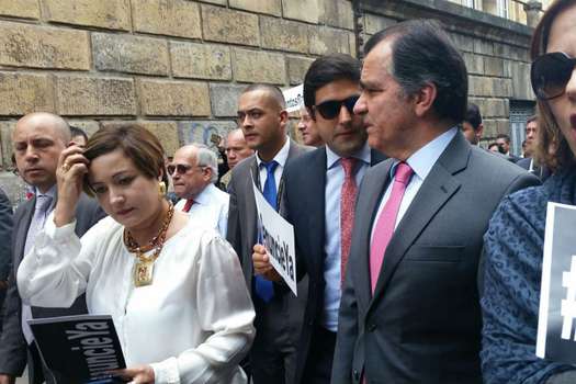 Tatiana Cabello (izquierda) y otros miembros del Centro Democrático entrando al Congreso. 