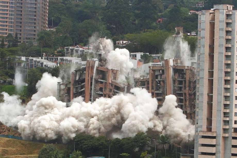 AME8973. MEDELLÍN (COLOMBIA), 08/12/2022.- El edificio Continental Towers es demolido hoy en Medellín (Colombia). EFE/LUIS EDUARDO NORIEGA A
