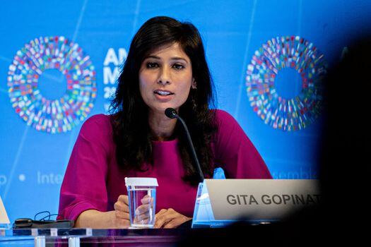 Gita Gopinath, economista en jefe del FMI, durante la presentación de las proyecciones globales del organismo este martes. / Bloomberg