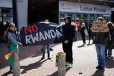 En huelga de hambre 55 detenidos que serán deportados a Ruanda 