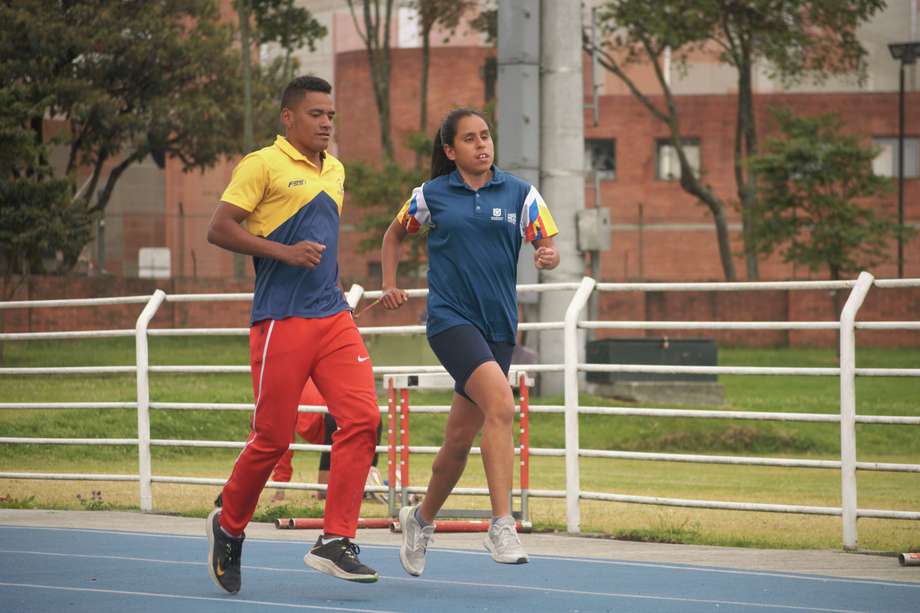 La joven para atleta Dayana Salcedo junto a su guía Nivel Rangel.