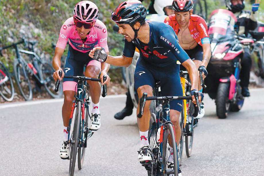 Daniel Felipe Martínez y Egan Bernal en una de las escenas más memorables del ciclismo colombiano, cuando el primero ayudó al segundo a mantenerse a rueda y defender el título de Giro de Italia en 2021.
