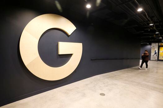 Logo de Google en el pasillo de una oficina en Mountain View, California, (Estados Unidos).