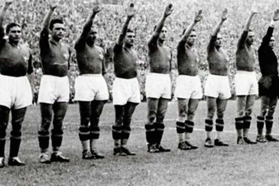 Los jugadores de la selección italiana haciendo el saludo fascista.