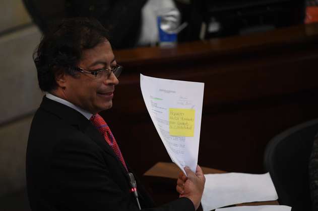 Versiones encontradas por video de senador Petro recibiendo fajos de billetes