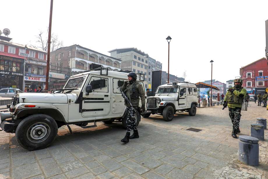  Soldados paramilitares indios patrullan en Srinagar, la capital de verano de la Cachemira india. El Tribunal Supremo ordenó a la Comisión Electoral de India que celebrara elecciones en la región antes del 30 de septiembre de 2024, y pidió que se restableciera la condición de Estado de Jammu y Cachemira lo antes posible.