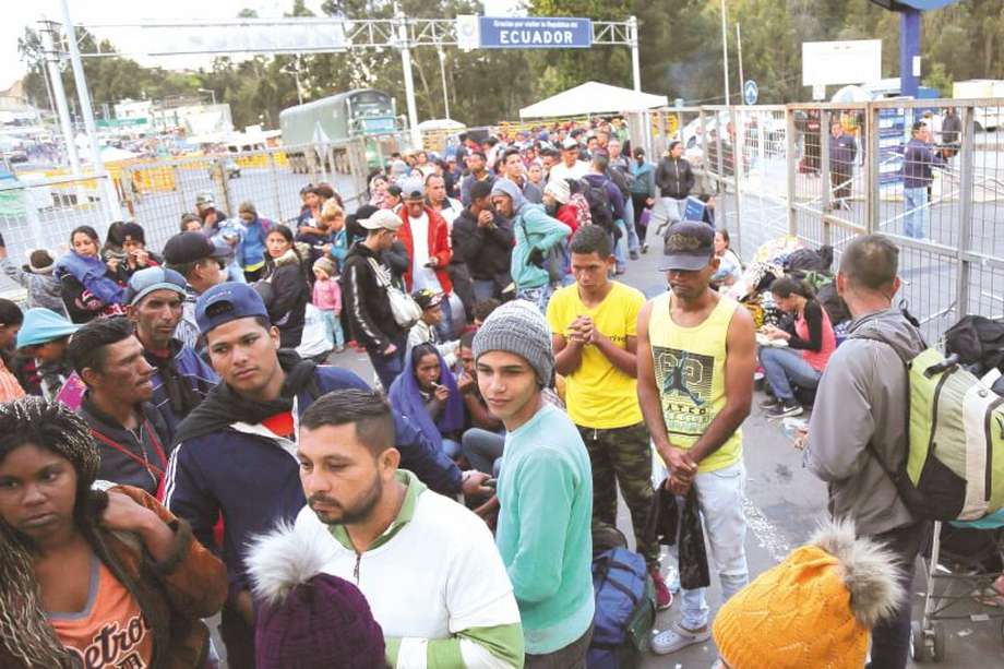 Los migrantes han tenido que hacer largas colas para formalizar los trámites migratorios y alcanzar el territorio ecuatoriano. / Efe
