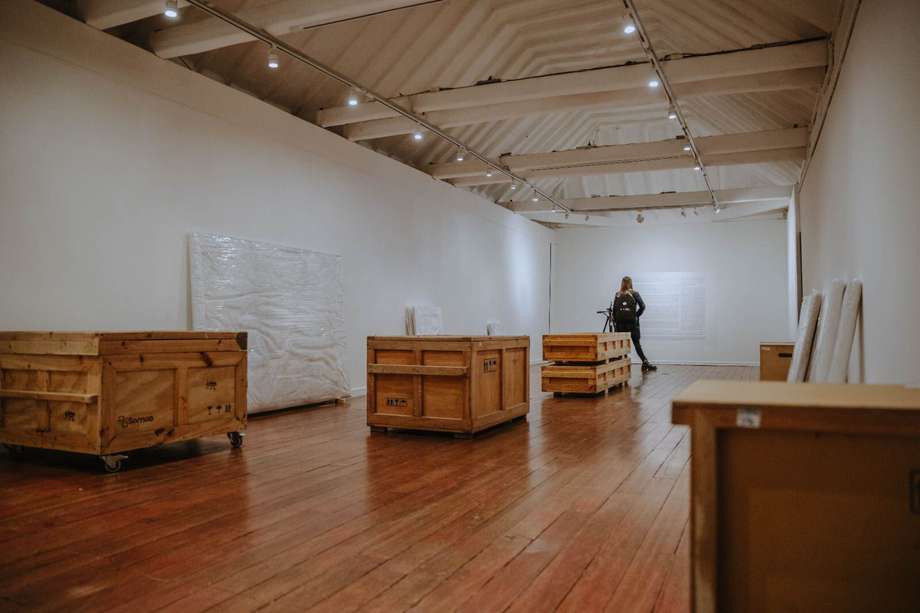 “Central de abarrotes", una exposición que presenta 22 obras de la Colección FUGA embaladas en guacales de manera y plásticos.