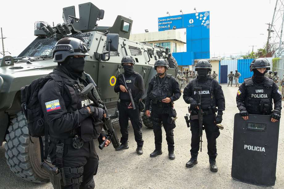  Agentes de policía vigilan el operativo de llegada del exvicepresidente Jorgue Glas a la cárcel La Roca, el sábado pasado en Guayaquil (Ecuador). 